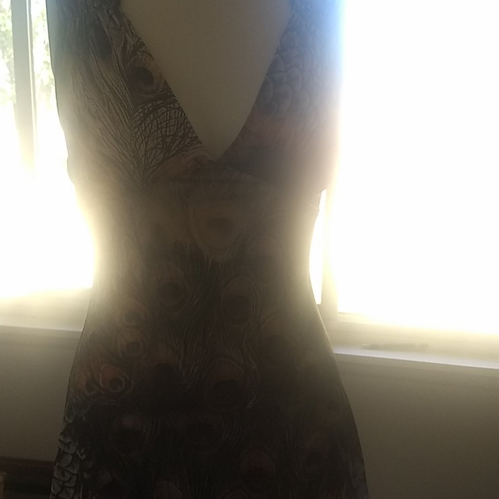Dress with V neck and peacock print